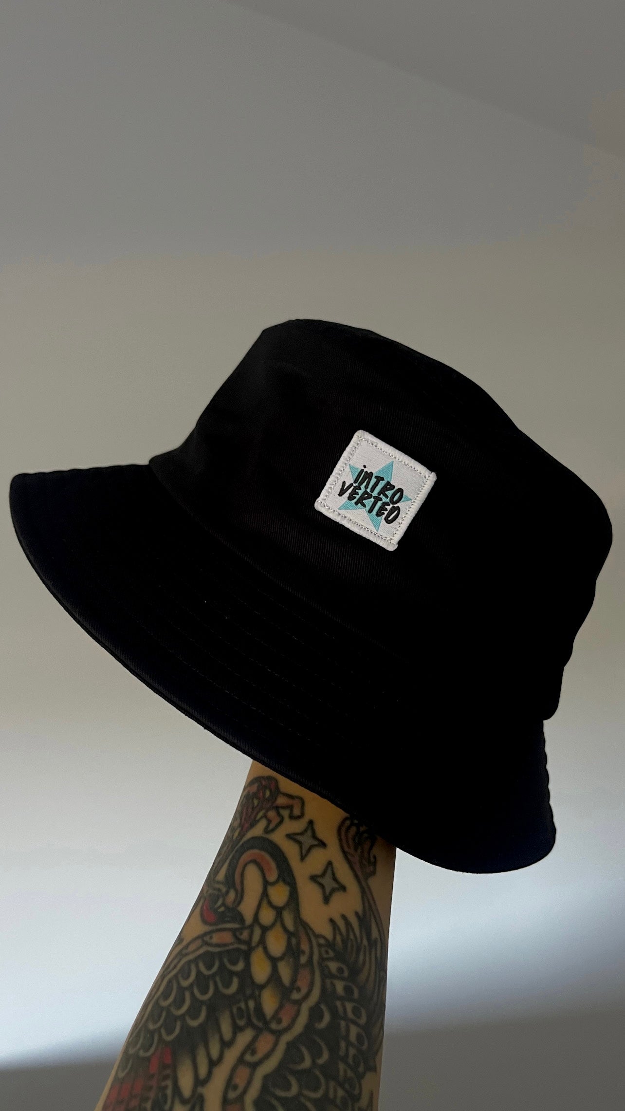 BLACK BUCKET HAT