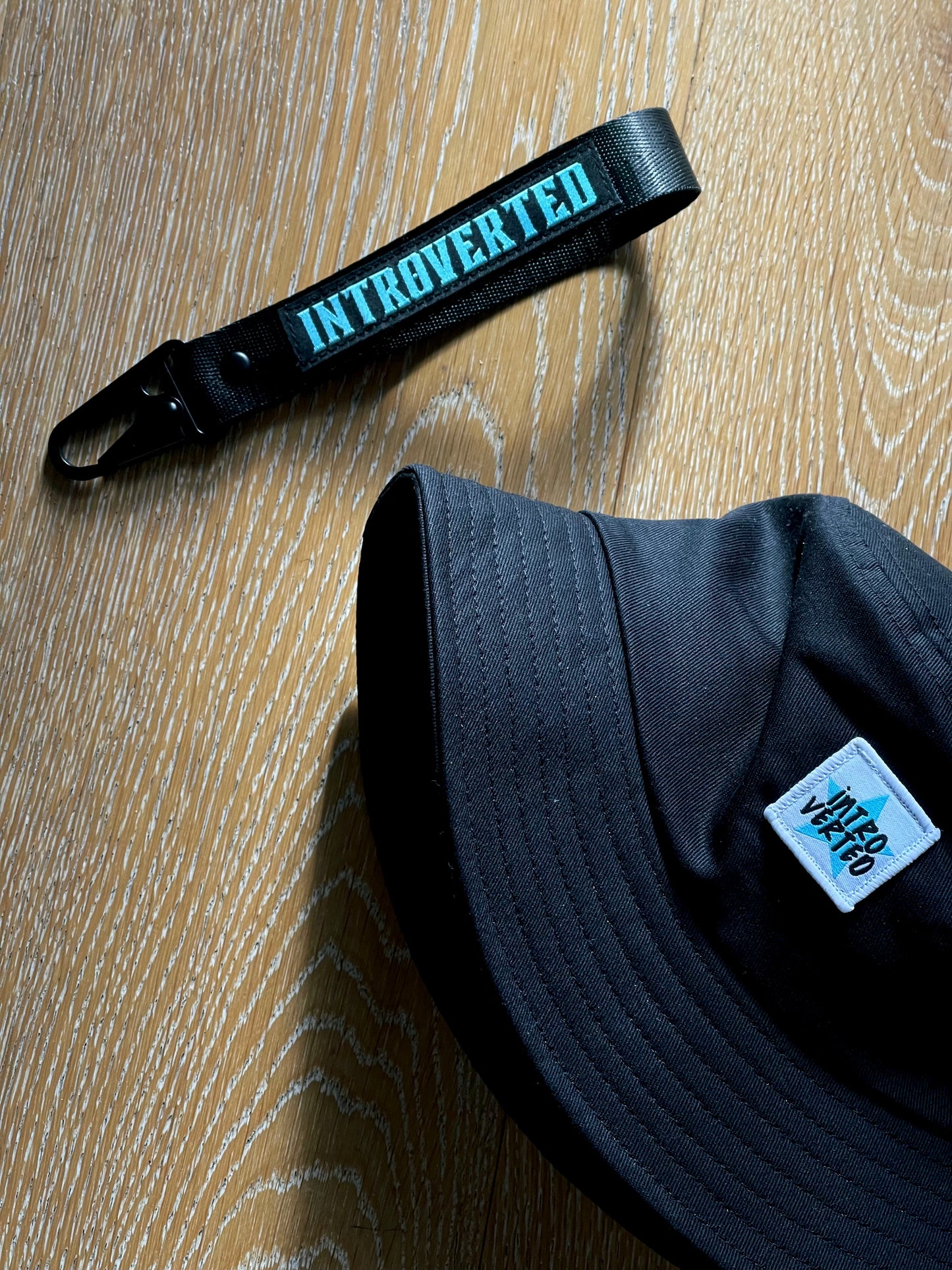 BLACK BUCKET HAT
