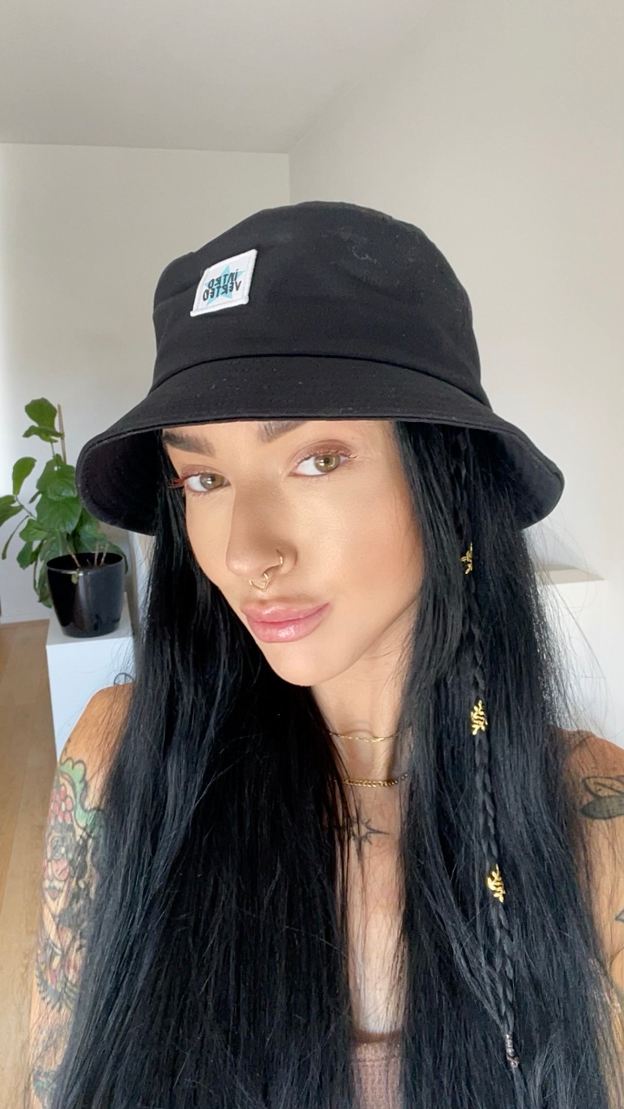 BLACK BUCKET HAT