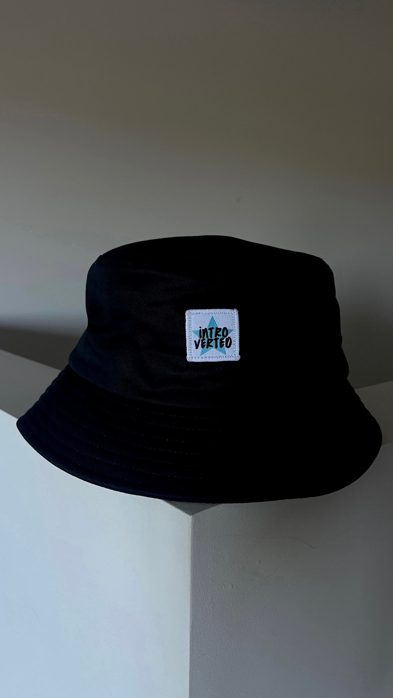 BLACK BUCKET HAT