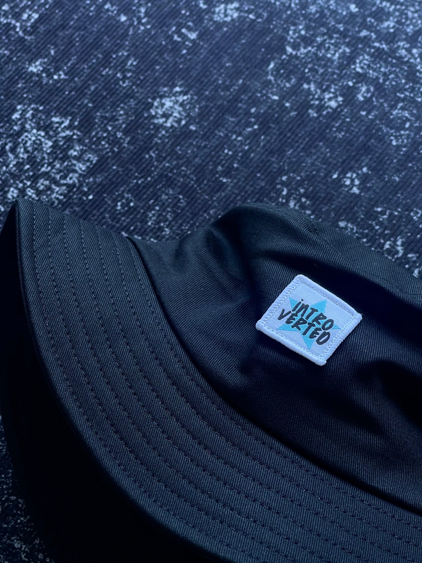 BLACK BUCKET HAT