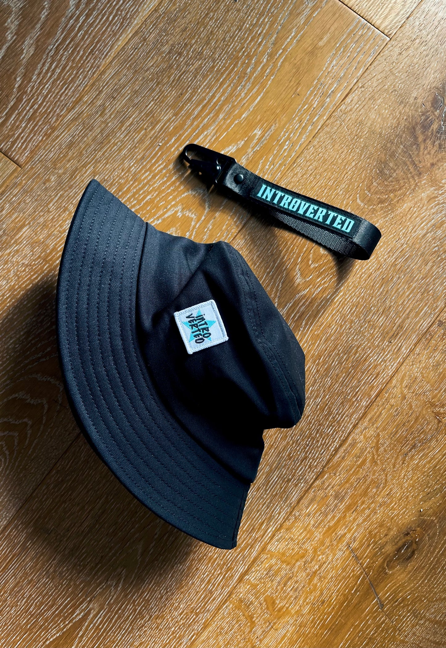 BLACK BUCKET HAT