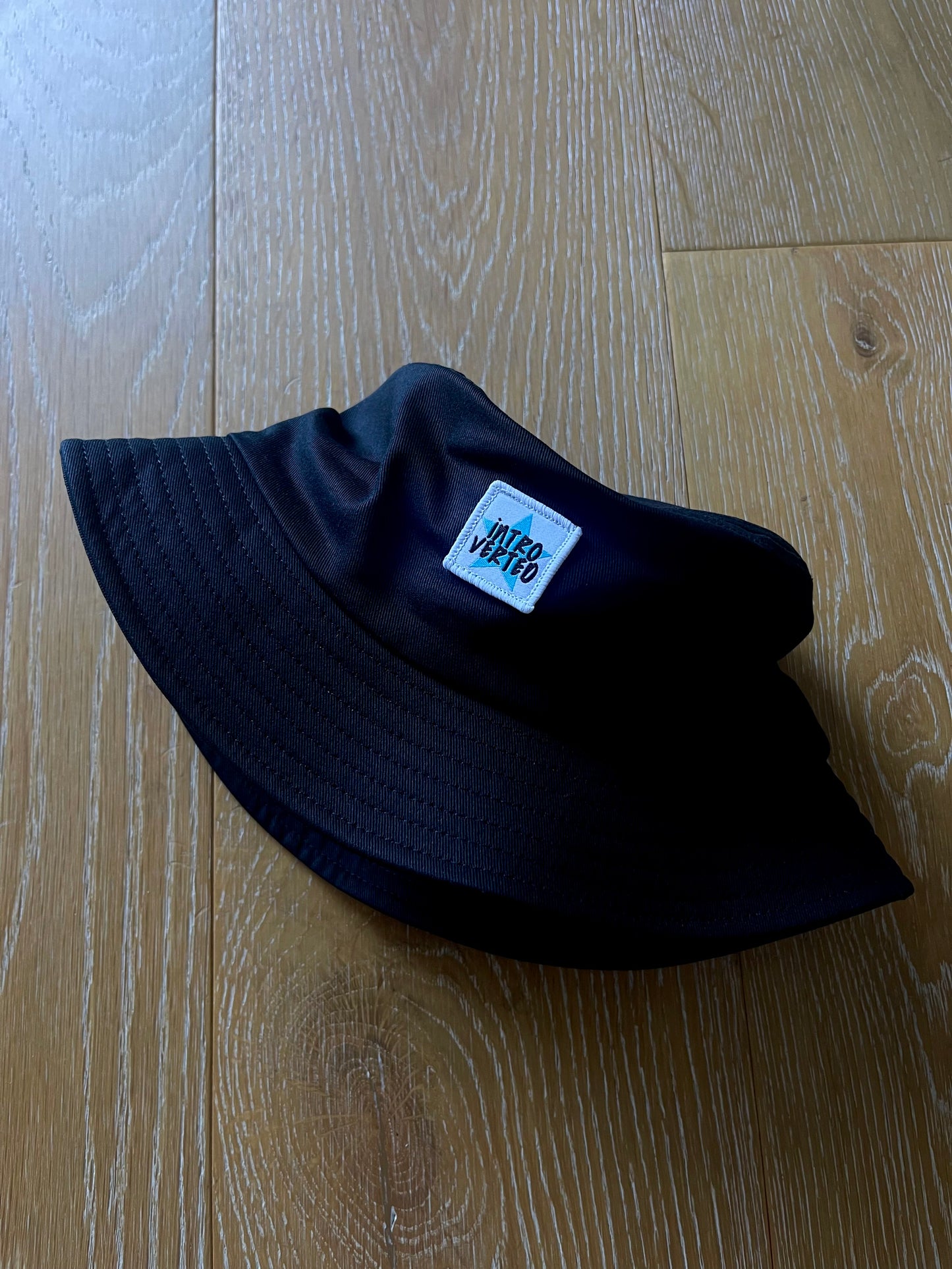 BLACK BUCKET HAT