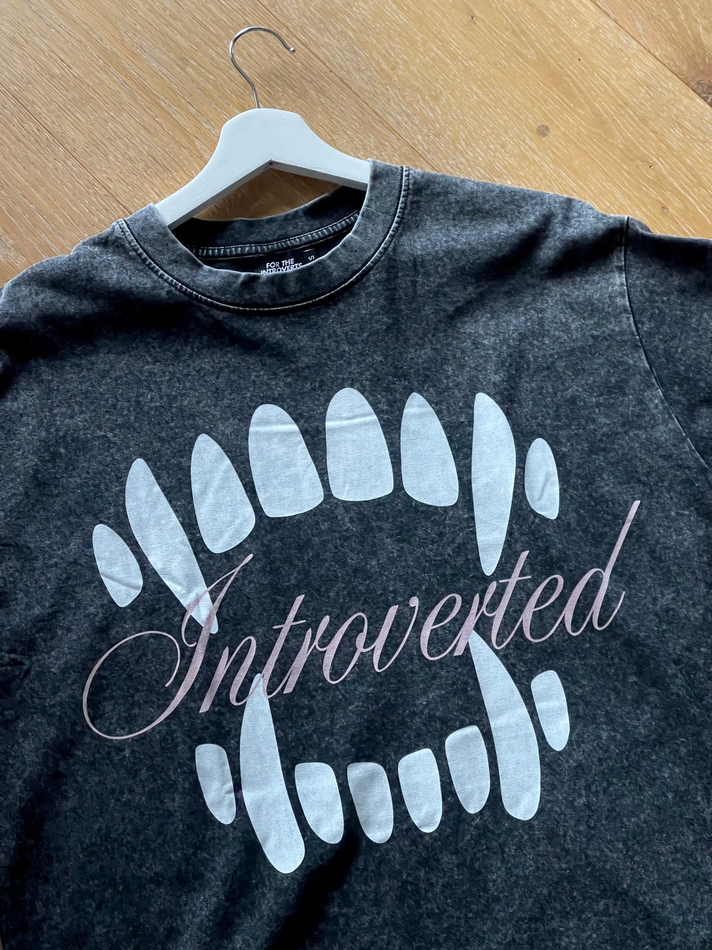 INTROVERTED VINTAGE ACID WASH TEE